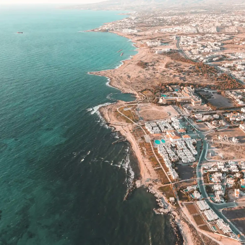 Panorama von Zypern mit Küste und Wohngebieten