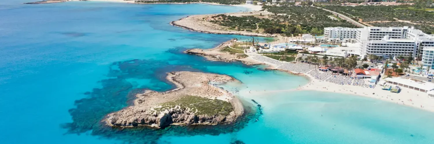 Küstenlandschaft auf Zypern mit Stadt, Meer und Infrastruktur – Überblick über den Immobilienmarkt